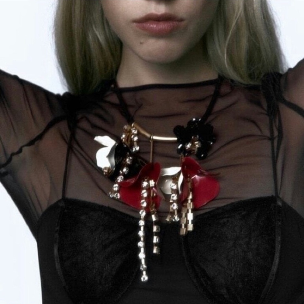 ZARA: FLORAL STATEMENT NECKLACE IN RED/BLACK/CREAMS AND GOLD NWT - Picture 3 of 5